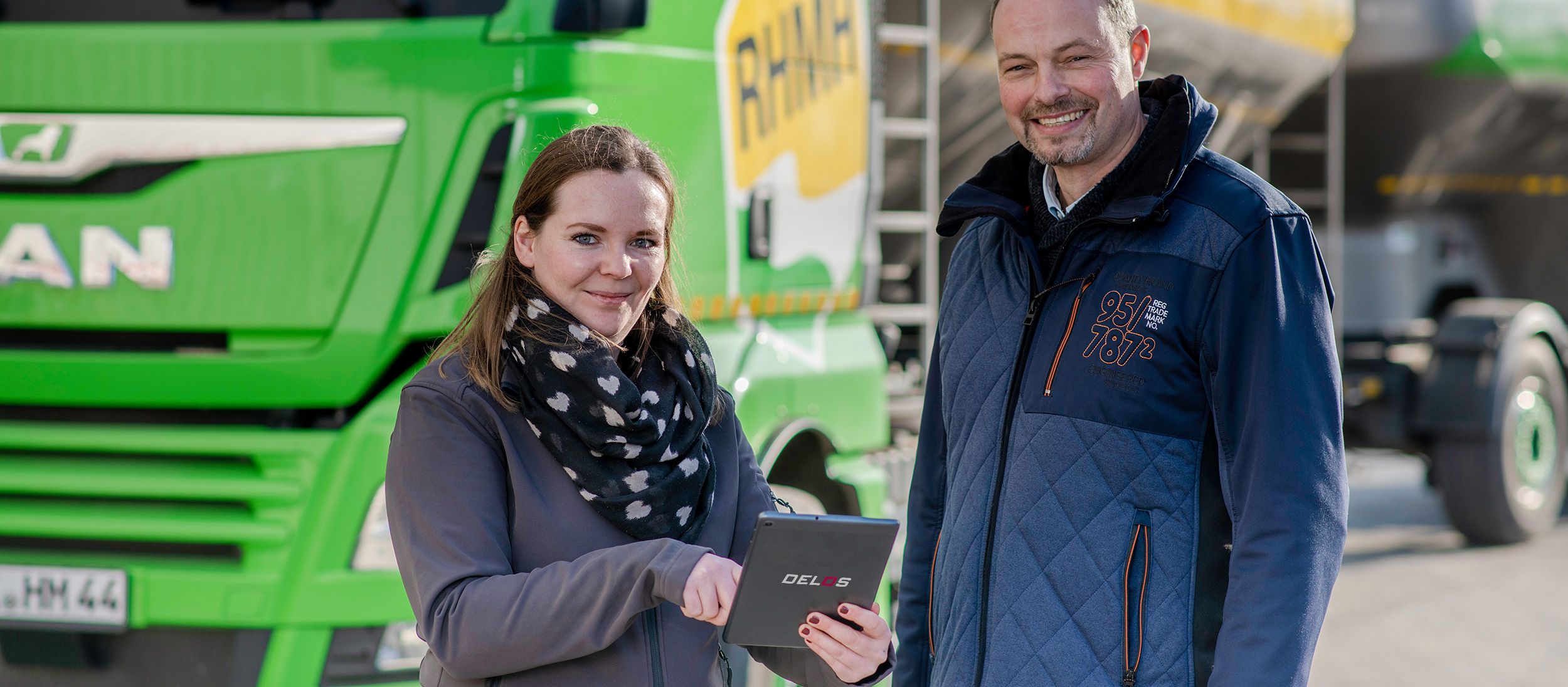 Landwirt erhält Warenlieferung per LKW