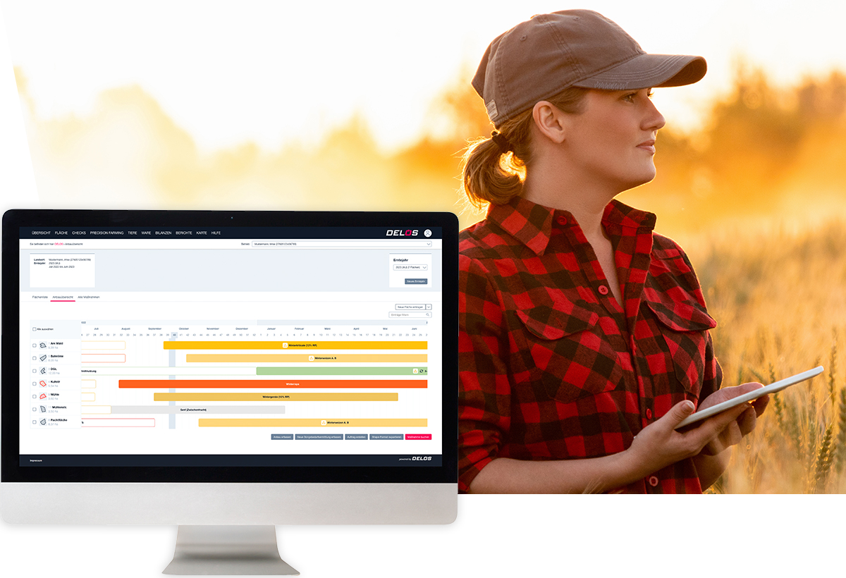 Landwirtin mit Tablet und Software im Getreidefeld
